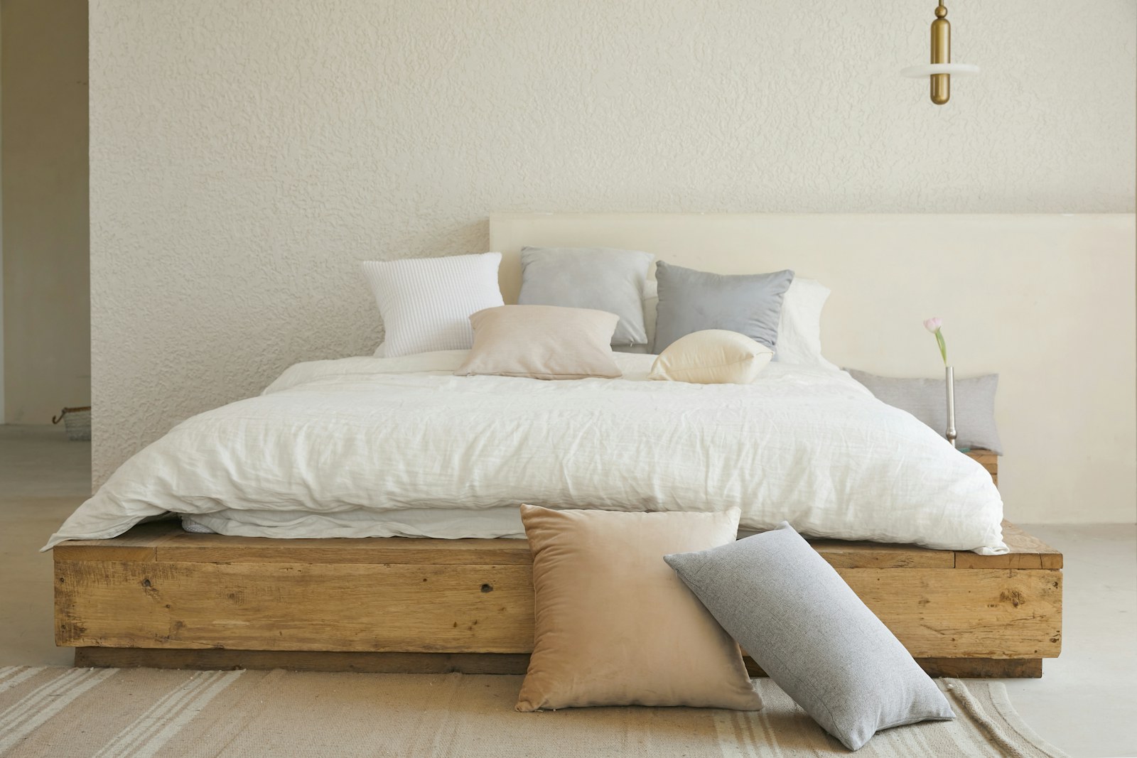 Ruhiges Schlafzimmer mit weicher Bettwäsche
