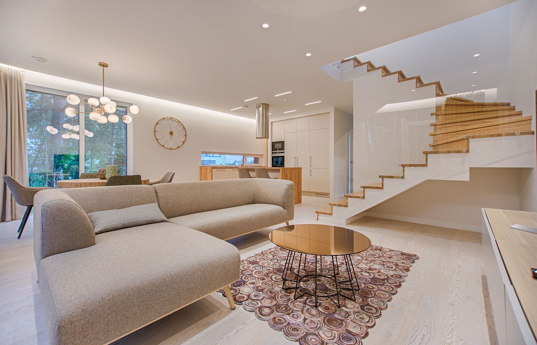 Elegantes Wohnzimmer mit cremefarbenem Sofa und warmem Licht
